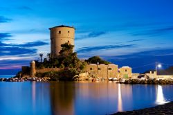 Fotografia notturna della torre, il simbolo di GIglio Campese, sulla costa esterna dell'isola della Toscana - © Matteo Gabrieli / Shutterstock.com