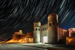 Fotografia notturna delle mura occidentali di Khiva, Uzbekistan - © Dudarev Mikhail / Shutterstock.com