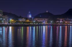 Fotografia notturna di Como e del lago, Lombardia - Le luci delle case e della cattedrale comasca si riflettono sulle acque del lago rendendo questo paesaggio ancora più suggestivo © ...