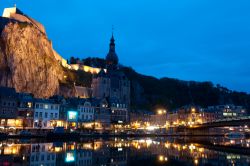 Una fotografia notturna di Dinant, nella regione belga della Vallonia. La città sul fiume Mossa conta circa tredicimila abitanti - foto © symbiot / Shutterstock.com