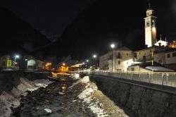 Una fotografia notturna di Gerola Alta in inverno, Lombardia.
