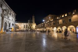 Fotografia notturna di Piazza del Popolo nel centro storico di Ascoli piceno nelle Marche - © Claudio Giovanni Colombo / Shutterstock.com