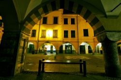 Immagine notturna del centro di Rapallo - così come tutte le città marinare, Rapallo vede l'apice della sua vita notturna durante l'estate, quando i turisti affollano hotel ...
