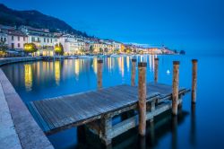 Fotografia notturna di Salò, Lombardia. Le luci dei palazzi che si affacciano sul lago di Garda si riflettono nelle acque creando un'atmosfera suggestiva - © Stefano Termanini ...