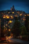 Fotografia notturna di Sinalunga in Toscana, borgo della provincia di Siena.