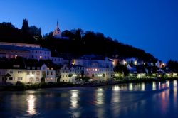 Una fotografia notturna di Steyr, il borgo dell'Alta Austria - ©Christina McWilliams / Shutterstock.com