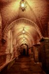 Fotografia notturna di un portico nel centro storico di Guardiagrele in Abruzzo