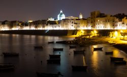 Fotografia notturna del lungomare di Trapani, Sicilia - Conosciuta come Città del Sale e della Vela, Trapani vanta una posizione naturale privilegiata proiettata sul Mediterraneo © ...