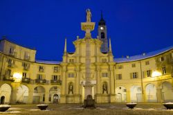 Fotografia notturna di una piazza storica nel centro di Venaria Reale in Piemonte - © cancer741 / Shutterstock.com
