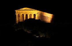 Anche di notte il Tempio Greco da spettacolo. L'area archeologica di Segesta si trova in una posizione suggestiva, ai piedi del Monte Barbaro, nella provincia di Trapani, grosso modo equidistante ...