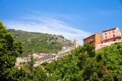 Fotografia panoramica del centro storico di Cervione in Corsica