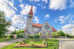 Fotografia panoramica della cattedrale di Tampere, Finlandia - Fra i simboli della città finlandese, la cattedrale di Tampere sorge sul lato orientale del centro nel quartiere di Kyttala, ...