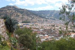 Fotografia panoramica della città di Cajamarca dal Mirador Santa Apollonia, Perù. Questo punto di osservazione naturale permette di apprezzare al meglio tutta la vallata di Cajamarca ...