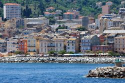 Fotografia panoramica di Bastia dal mare, Corsica.


