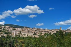 Fotografia panoramica di Spello, Umbria. Vie suggestive e scorci da cartolina fanno di questa località umbra uno dei borghi più belli d'Italia.

