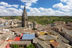 Veduta aerea di Toledo in primavera, con un cielo mutevole e luminoso, e i tetti radunati intorno alla torre della cattedrale - © Natalia Pushchina / Shutterstock.com