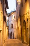 Fotografia serale di una stradina del centro di Camerino, nelle Marche