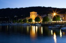 Fotograia notturna della costa di Pella sul lago d'Orta in Piemonte