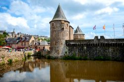 Fougères, Bretagna: il castello medievale e la città della Francia. Questa bella località ha dato i natali al pittore Emmanuel de La Villéon, artista e illustratore ...