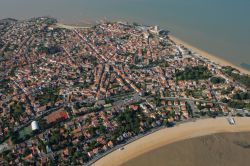 Veduta aerea di Fouras e del Forte Vauban, Charente-Maritime, ...