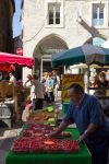 Fragole fresche in vendita in una bancarella del mercato di Cahors, Francia - © chrisatpps / Shutterstock.com