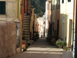 Le strette strade del borgo di Framura in Liguria: qui ci troviamo in frazione Costa