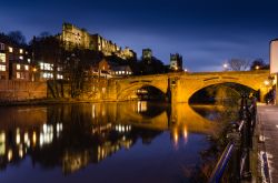 Framwellgate Bridge sul fiume Wear by night, Durham, Inghilterra. La skyline della città è dominata dal castello medievale e dalla cattedrale.



