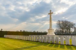 Francia: le lapidi del Dunkirk Memorial, il cimitero e memoriale che ospita le spoglie dei soldati britannici caduti durante la Battaglia di Dunkerque.