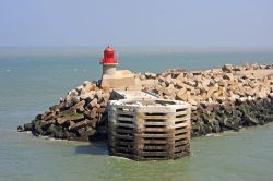 Frangiflutti al porto di Calais, nord della Francia.
