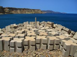 Frangiflutti in cemento lungo la costa di Melilla, Spagna.

