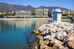 Frangiflutti sulla baia a Marbella, Spagna. Sullo ...