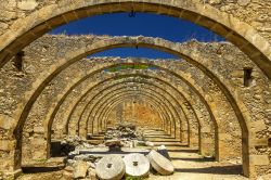 Il frantoio abbandonato del monastero di San Giorgio Karydi nella regione di Chania, isola di Creta - © yiannisscheidt / Shutterstock.com
