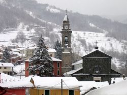 La frazione di Alpicella sotto una intensa nevicata: siamo a Santo Stefano d'Aveto in Liguria - © Franco.luigi.mazza - CC BY-SA 3.0 - Wikimedia Commons.