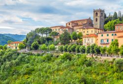 Frazione di Montecatini Alto, Pistoia, Italia. Una bella immagine di questo villaggio medievale che un tempo si chiamava Montecatini Val di Nievole e fu capoluogo autonomo sino al 1940.



 ...