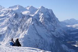 Freddo e neve sulle Alpi svizzere, Hasliberg. Una suggestiva veduta panoramica delle cime innevate.
