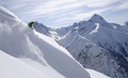 I percorsi fuori pista a Les Deux Alpes sono particolarmente divertenti e sicuri. Per garantire la massima sicurezza sulle piste  e le aree freeride, con dei brillamenti di esplosivo vengono ...