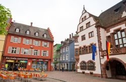 Friburgo in Brisgovia (Germania): edifici antichi sulla Rathausplatz, nel centro storico della città - foto © katatonia82 / Shutterstock.com