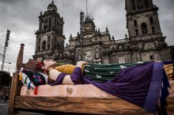 Una rappresentazione della pittrice Frida Kahlo durante la sfilata del Día de Muertos a Città del Messico. Sullo sfondo, la Catedral Metropolitana della capitale messicana.
