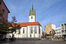 Friedrichshafen, Germania: su Adenauerplatz si affacciano il Municipio, la chiesa di St. Nikolaus e la fontana Buchhorn - © Balakate / Shutterstock.com