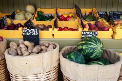 Frutta e verdura in un mercato tipico dell'isola di Antiparos, Grecia.
