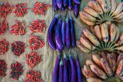 Frutta e verdura in una bancarella al mercato di Honiara, isole Salomone. Peperoncini, melanzane e banane in vendita in uno dei tanti mercatini locali.

