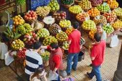 L'invitante frutta esotica su un banco del ...