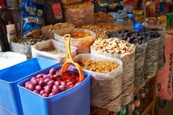 Frutta secca e noci in un tradizionale mercato di generi alimentari nella cittadina di Huaraz, Perù.

