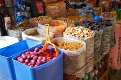 Frutta secca e noci in un tradizionale mercato di generi alimentari nella cittadina di Huaraz, Perù.

