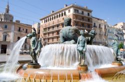 La "Fuente del Túria", è la fontana più significativa della città di Valencia (Spagna). Si trova in Plaza de la Virgen, proprio di fronte alla Cattedrale - ...