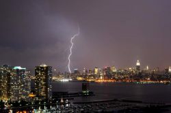 Skyline notturna di Manhattan a New York, Stati Uniti. Una suggestiva immagine by night della skyline di Mahnattan fotografata con un fulmine sullo sfondo - © Qing Ding  / Shutterstock.com ...