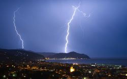 Fulmini durante un temporale nel golfo del Tigullio, Chiavari, Liguria. Affascinante area della Riviera Ligure di Levante, il golfo del Tigullio è una delle mete turistiche più ...
