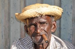 Un fumatore di sigari a Trinidad, Cuba - L'isola di Cuba e i sigari hanno una lunga storia e una tradizione ben salda che ebbero inizio nella città di Santa Clara e che hanno portato ...