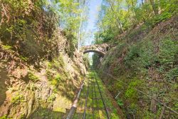 Funicolare di Montecatini, Pistoia, Italia. Inaugurata il 4 giugno 1898, collega la città di Montecatini con la frazione di Montecatini Alto tramite un servizio stagionale.
