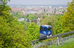 La funicolare (Schlossbergbahn, in tedesco) collega il centro della città di Friburgo in Brisgovia con la collina adiacente detta Schlossberg - foto © katatonia82 / Shutterstock.com ...